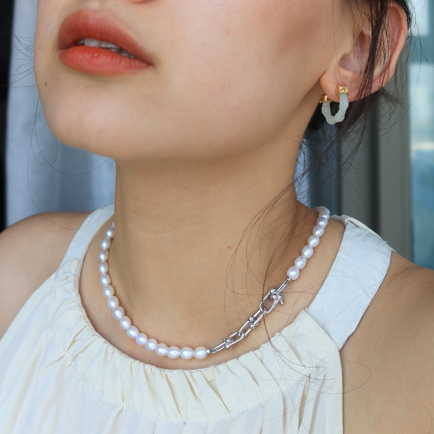 Horsebit Clasp Pear Choker