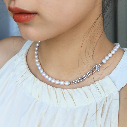 Horsebit Clasp Pear Choker